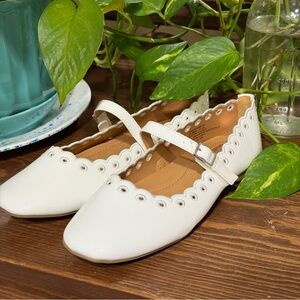 NIB- Big Girl DV (Betsi) White Scalloped Mary Jane Flats Size 4